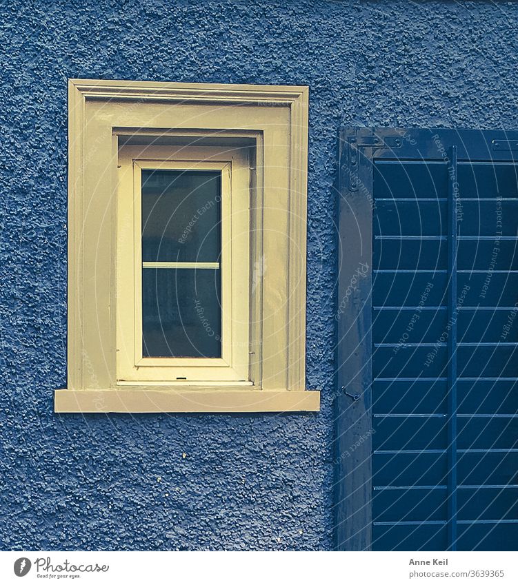 Blaue Fassade mit weissem Fenster Haus blau Außenaufnahme Mauer Farbfoto Menschenleer Fensterladen Weiss