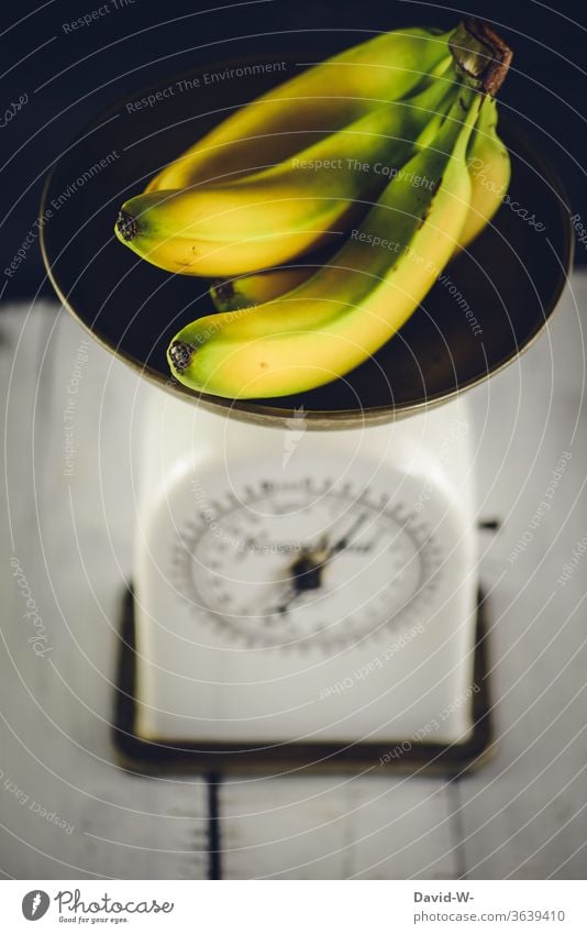 das wiegen von Bananen Mann Waage Gewicht ermitteln ablesen Zahlen Kg pfund anzeige genau genauigkeit Obst vorbereitung backen Farbfoto Ziffern & Zahlen