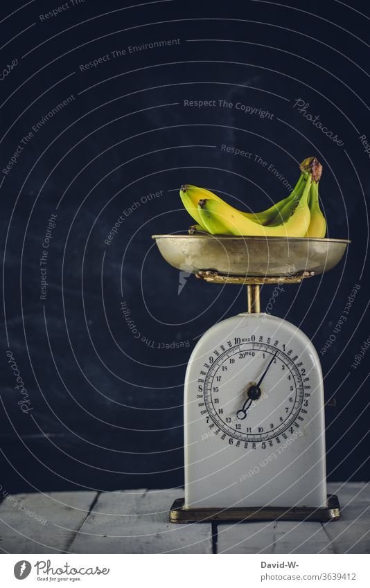 Obst - Bananen liegen auf einer Waage Mann Gewicht ermitteln ablesen Zahlen Kg pfund anzeige genau genauigkeit vorbereitung backen wiegen Farbfoto