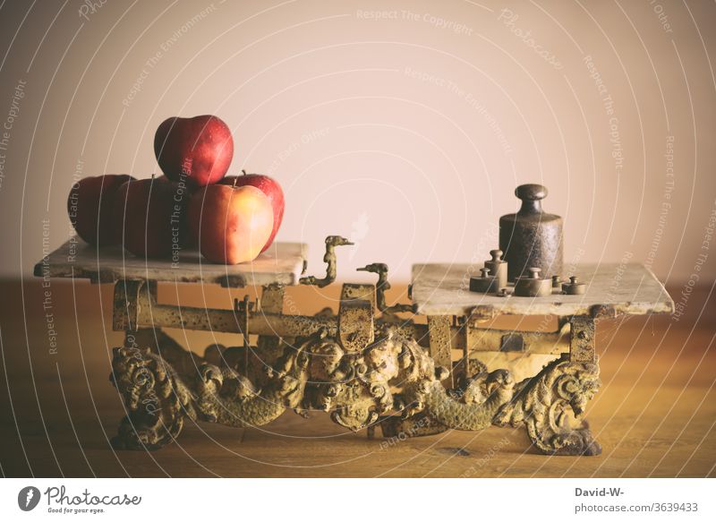 alte nostalgische Waage - Äpfel werden gewogen wiegen Waren Handel Gewichte Vergleich Antiquität messen gewichtskontrolle