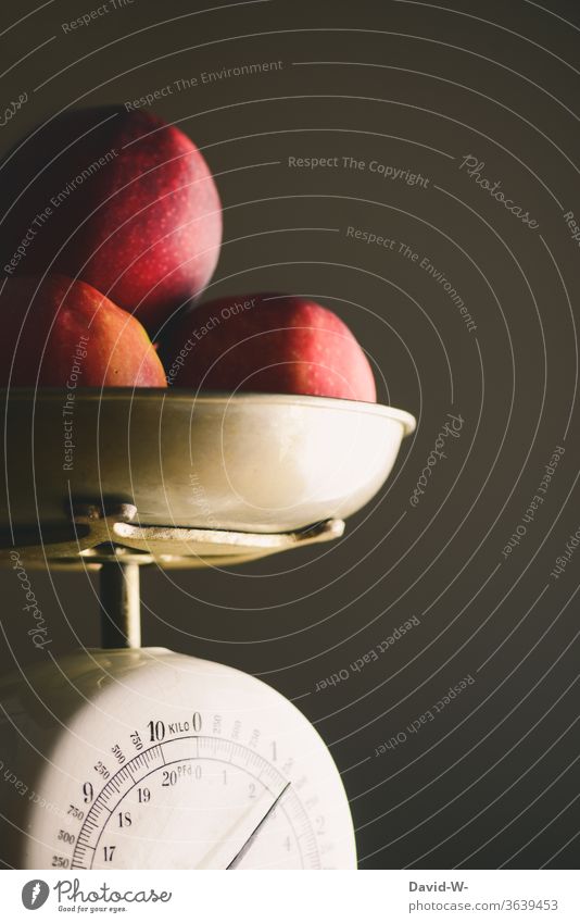 Waage ermittelt das Gewicht von frischen Äpfeln wiegen Obst ermitteln gewichtskontrolle Detailaufnahme messen Handel kaufen Küche backen Ziffern Zeiger
