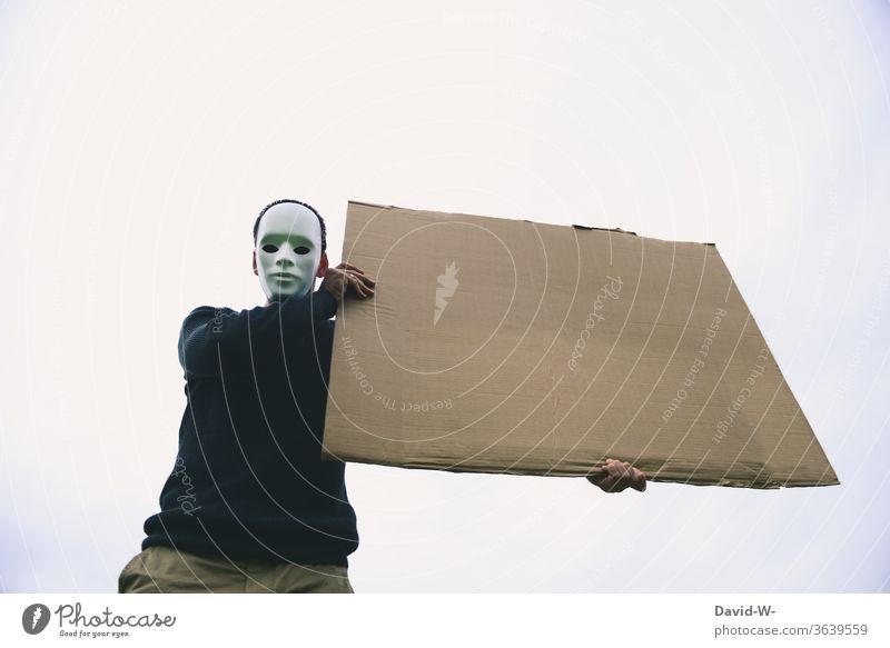 anonym Schild in die Luft halten streik Demonstration Maske werben Mann werbung Platzhalter Meinungsfreiheit maskiert