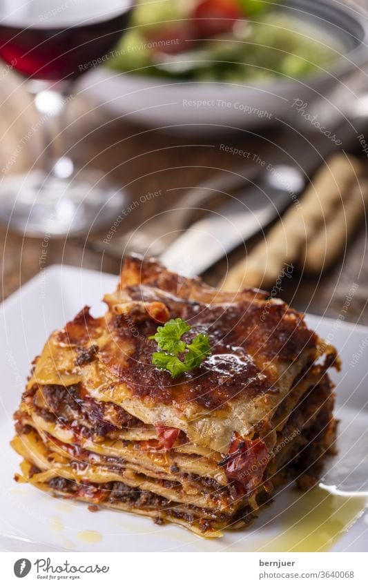 Lasagne auf einem Teller lecker Hackfleisch zubereitet Kohlenhydrat Nudelauflauf Schichten Italien europäisch bolognaise rustikal geschmackvoll Zutat