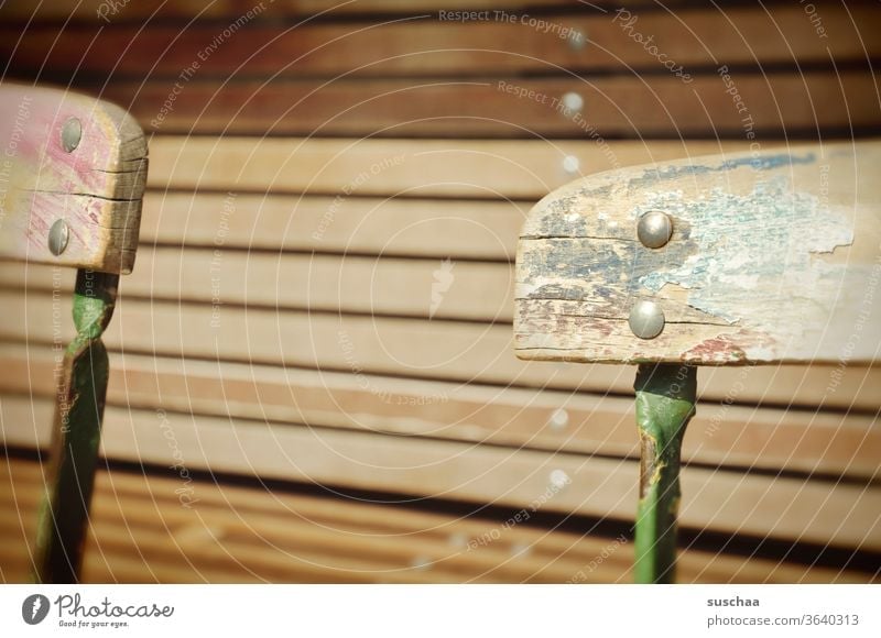 Lehne eines Holzstuhles Rückenlehne Stuhl Straßencafé Holzbank draußen sitzen Sitzgelegenheit urban Stadt marode Stuhllehne Möbel alt Einsamkeit leer