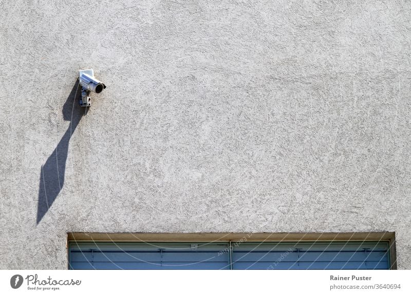 Überwachungskamera auf Gebäude Hintergrund Fotokamera cctv Kontrolle Gerät bewachen Linse modern überwachen Beobachtung beobachten Muster privat behüten Schutz