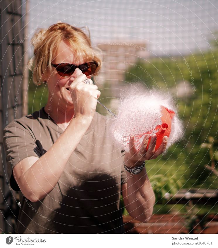 Mit Wasser gefüllter Luftballon zerplatzt Wasserspritzer Frau stechen durchlöchern zerplatzen zerstören Wasserkugel highspeed Sommer wasserbombe