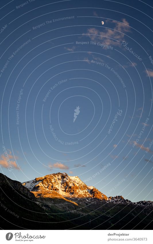 Blick auf den Piz Corvatsch im Engadin in Graubünden am Abend Sonnenstrahlen Tag Licht Außenaufnahme Alpen Natur Naturschutzgebiet anstrengen Umwelt wandern