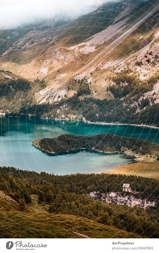 Blick vom Piz Corvatsch im Engadin in Graubünden in der Schweiz auf den Silsersee Sonnenstrahlen Tag Licht Außenaufnahme Alpen Natur Naturschutzgebiet