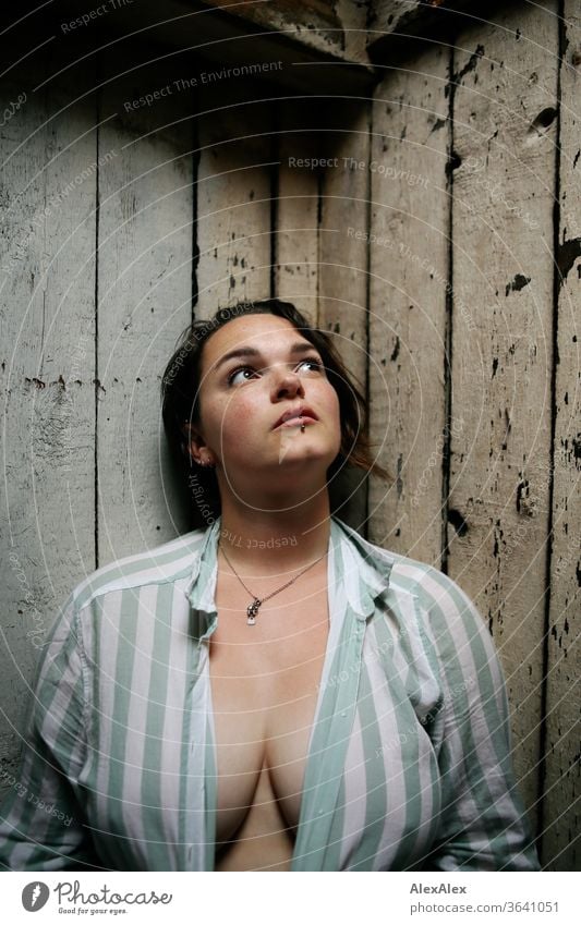 Portrait einer jungen, sommersprossigen Frau vor einer Bretterwand GLück Freude Streifenmuster Bluse Model Gefühle emotional Sinnlichkeit aussergewöhnlich