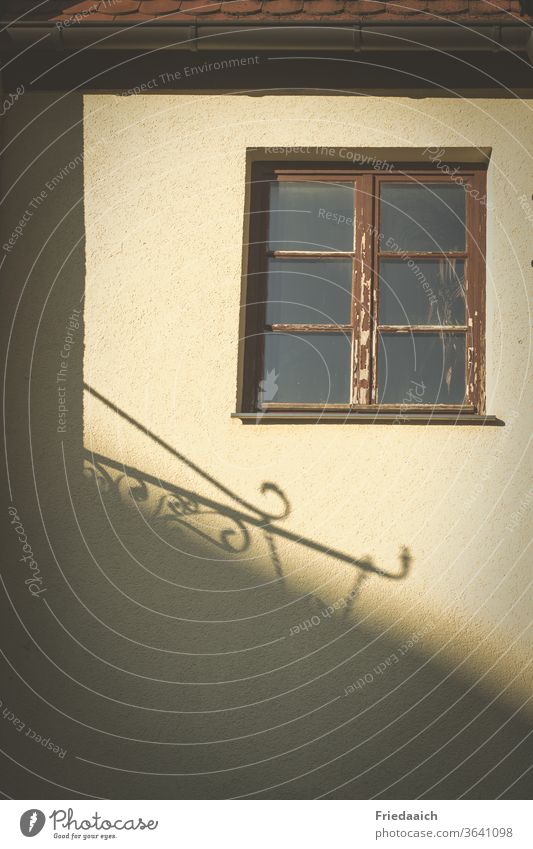 Hauswand mit Schattenspiel hausfassade Fenster Gebäude Detailaufnahme Außenaufnahme alt Tag Schönes Wetter Sonnenlicht Menschenleer Farbfoto Wand Mauer