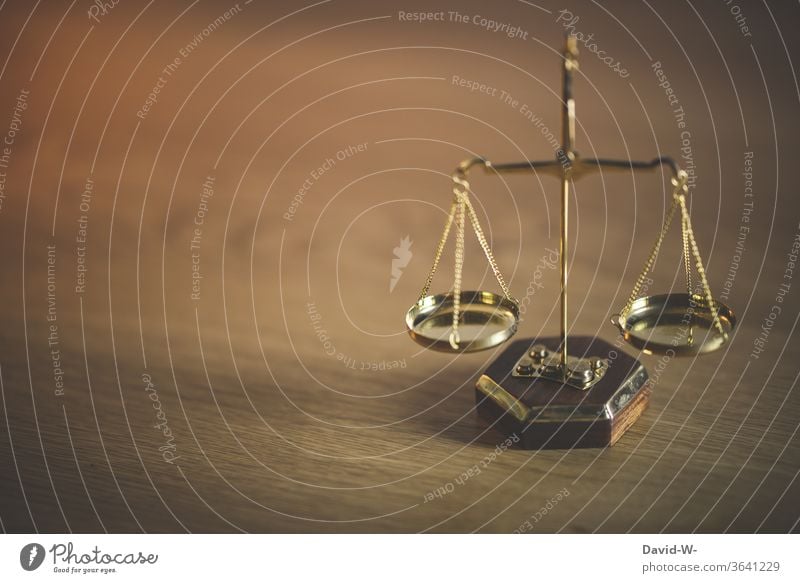 Waage - Konzept | im Gleichgewicht Zeit Geld Gewicht Gerechtigkeit Ehrlichkeit Justiz u. Gerichte Justitia Detailaufnahme Gesetze und Verordnungen Justizgewalt