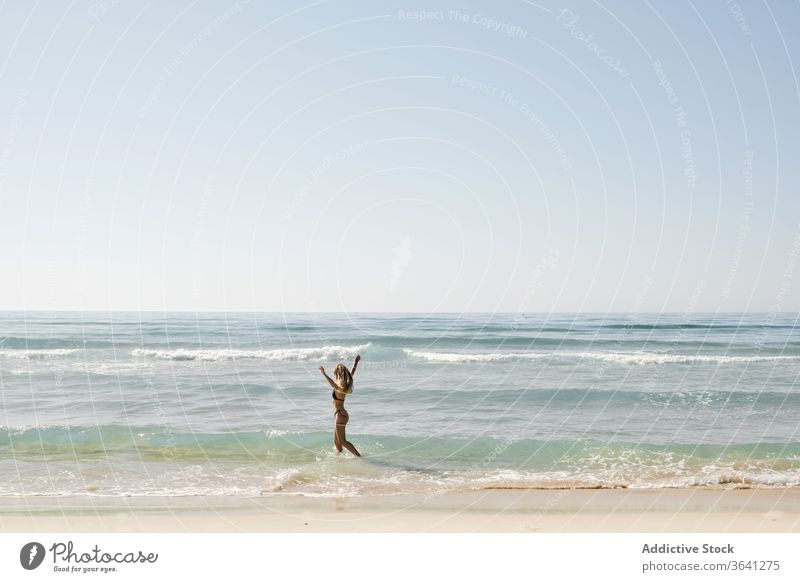 Zufriedene Frau im Sommer auf See Bikini Wasser Meeresufer heiter Feiertag genießen Urlaub Tourist MEER Badeanzug Spaziergang Freiheit Natur Seeküste