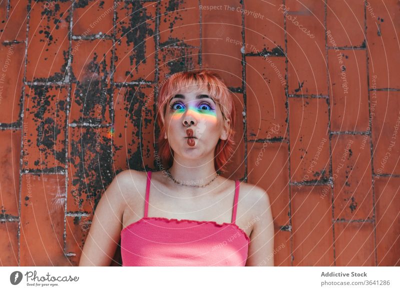 Glückliche Frau macht Fischmaul tausendjährig rosa Haare Gesicht machen sorgenfrei Regenbogen Verhalten expressiv Grimasse anders kreativ modern trendy Straße