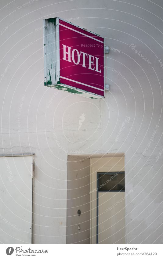 HOTEL Berlin Stadt Haus Bauwerk Gebäude Mauer Wand Tür Schriftzeichen Schilder & Markierungen alt trist rosa weiß Eingang Eingangstür Hotel Leuchtreklame