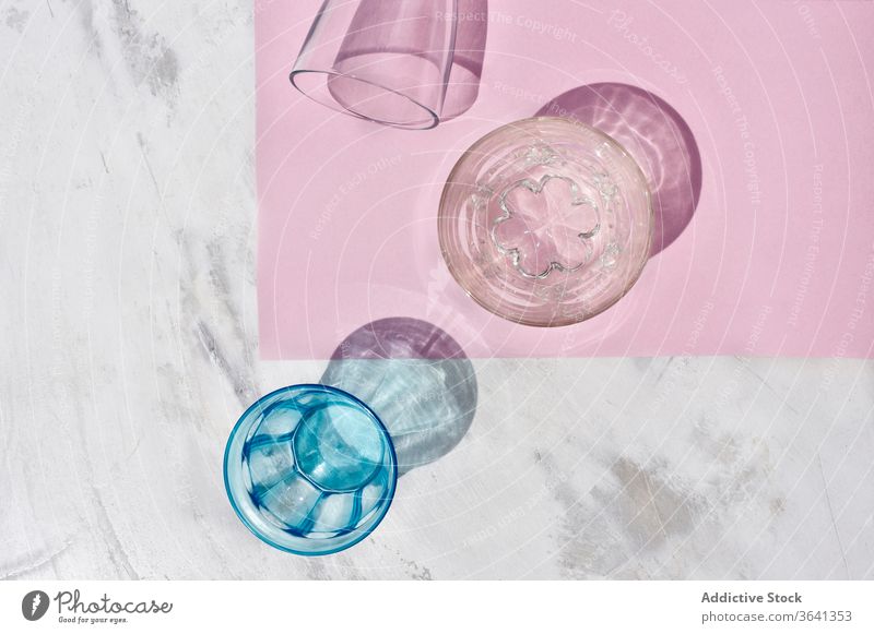 Brillensatz auf rosa Tisch Glas Glaswaren Kulisse sortiert Schatten Atelier Zusammensetzung farbenfroh Kristalle kreativ hell Farbe durchsichtig glänzend