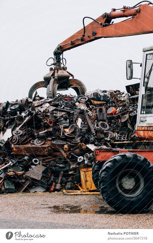 Maschine mit Abbruchgreifer im Recyclingzentrum Metall wiederverwerten Farbfoto Tag alt Zerstörung Rust Außenaufnahme gebrochen dreckig Abriss Sortierung