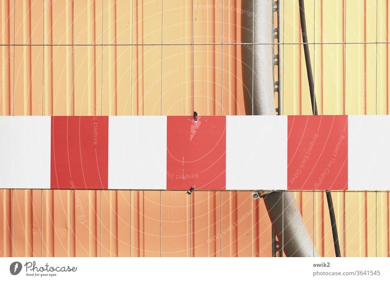 Augenfällig Container Absperrung Signalfarbe leuchtende Farben orange rot weiß urban Farbfoto Außenaufnahme Kontrast Detailaufnahme Strukturen & Formen