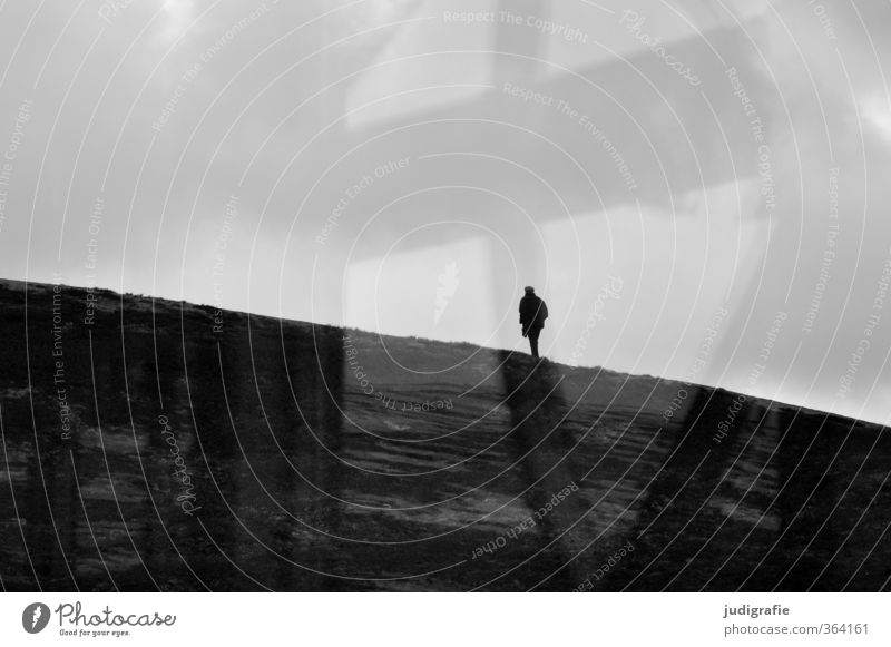 Grenzgang Mensch 1 Landschaft Norwegen arctic circle laufen außergewöhnlich dunkel kalt Stimmung Einsamkeit Leben Wege & Pfade Traurigkeit Trauer Suche