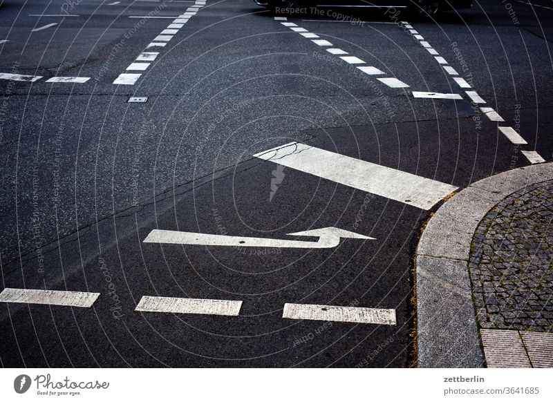 Kreuzung mit Fahrbahnmarkierungen abbiegen asphalt autobahn ecke fahrbahnmarkierung fahrrad fahrradweg hinweis kante kurve linie links navi navigation