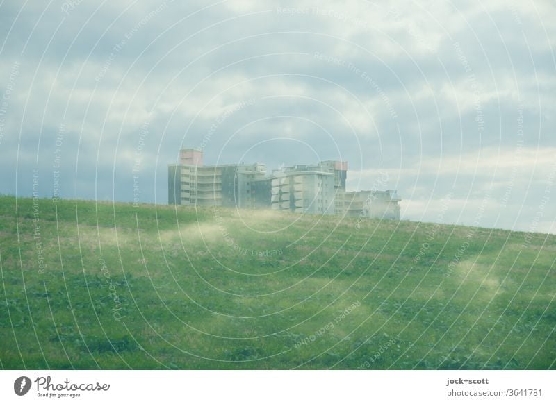 Stadtrandsiedlung und die Wolken Doppelbelichtung Hügel Wohnhochhaus Himmel Illusion Experiment Reaktionen u. Effekte Surrealismus Phantasie Panorama (Aussicht)