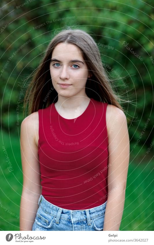 Süßer Teenager in einem Park Mädchen Behaarung Natur Deckung Gesicht jung Frau besinnlich außerhalb schön Porträt Menschen attraktiv Mode Schönheit Model