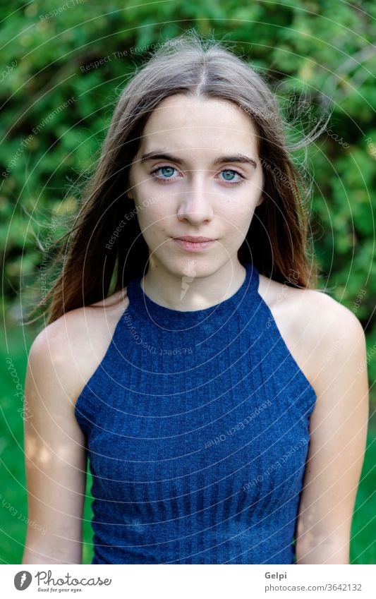 Süßer Teenager in einem Park Mädchen Behaarung Natur Deckung Gesicht jung Frau besinnlich außerhalb schön blau Porträt Menschen attraktiv Mode Schönheit Model