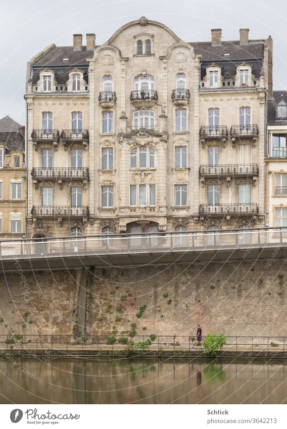 Haus in Metz und Ufer der Mosel mit Jogger Fluss Jugendstil frontal Lothringen Rue de la Garde Fassade Fenster Balkone alt Stil