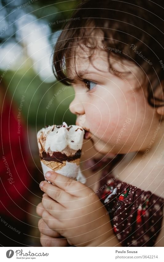 Kinder essen Eiscreme Speiseeis Sommer Sommerurlaub gelato Sahne Lebensmittel Molkerei kalt Dessert süß Italienisch selbstgemacht Vanille natürlich Gesundheit