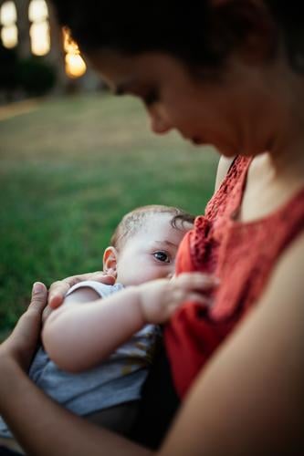 Mutter im Freien stillen Mutterschaft Baby Krankenpflege Zusammensein Zusammengehörigkeitsgefühl Eltern Kaukasier Kindheit Glück Halt Familie & Verwandtschaft
