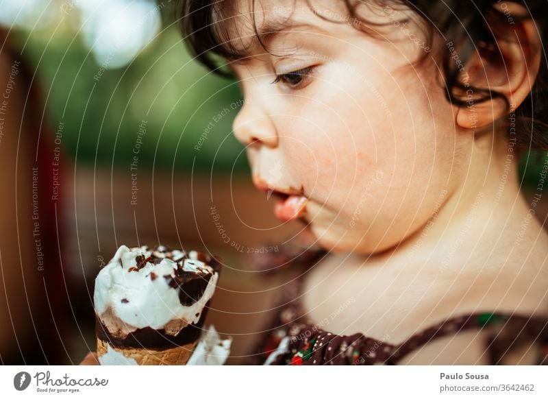 Kinder essen Eiscreme Speiseeis Dessert Lebensmittel lecker Bonbon Erfrischung kalt Ernährung süß Sommer Milcherzeugnisse genießen Coolness Farbfoto Essen