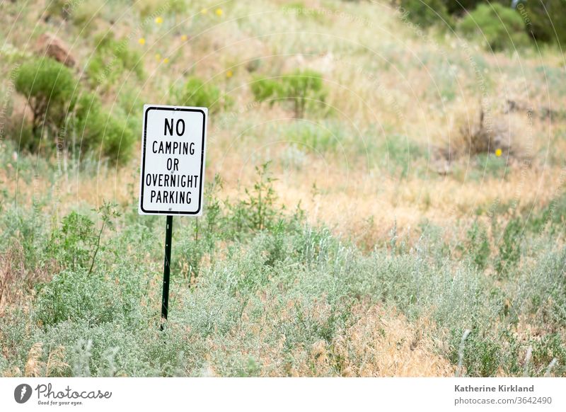 Campingverbot-Schild Zeichen im Freien Lager Campingplatz Wildnis Landschaft horizontal Colorado Symbol Hinweisschild verboten Verbot Vorsicht Ermahnung nein