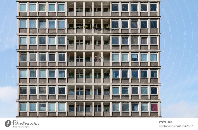Wohnen im Hansaviertel Hochhaus Fassade Fenster Balkone Himmel Sonnenschirm Balkonien Architektur Gebäude Großstadt Interbau Punkthaus modern