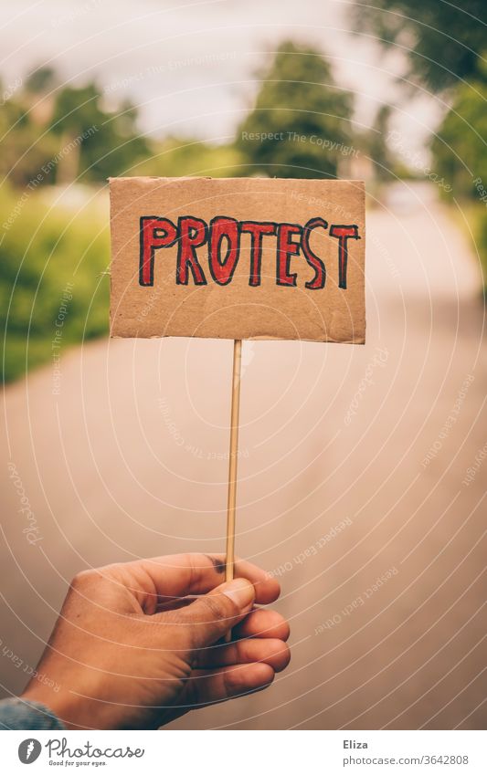 Eine Hand hält ein Schild mit dem Wort Protest. Konzept Demonstration, Widerstand. dagegen ablehnend protestieren demonstrieren Anti Dagegen sein Nein Weigerung