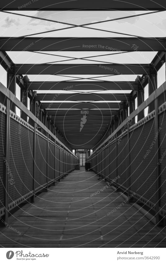 Schwarz-weißer leerer Gehweg mit Symmetrie abstrakt Architektur Hintergrund schön schwarz Promenade Brücke Gebäude Großstadt Konzept Konstruktion Design