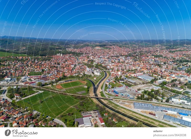 Valjevo, Luftbildpanorama der Stadt in Serbien Kolubara Gradac Balkan Europa reisen Landschaft Frühling Umwelt grün im Freien Antenne Großstadt Himmel Historie