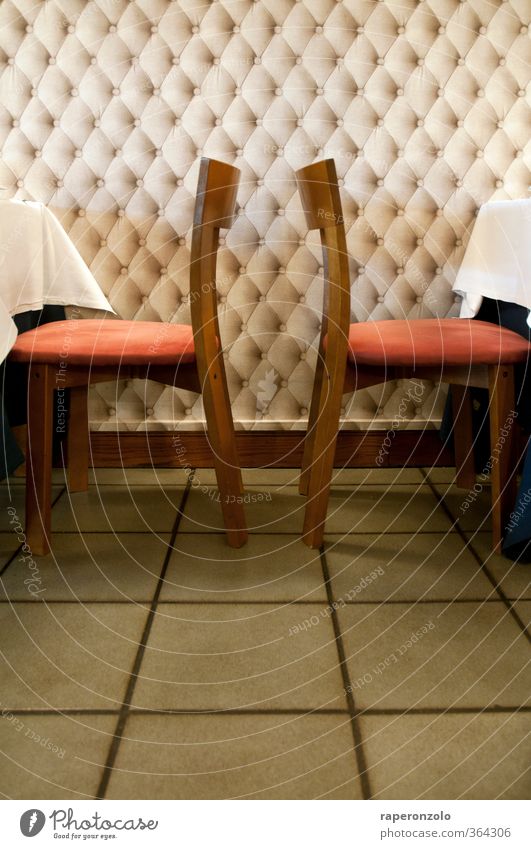 Zwischen den Stühlen ... ist gar kein Platz Abendessen Geschäftsessen Lifestyle Stil Stuhl Tisch Raum Essen sitzen rot Völlerei Restaurant dazwischen Bodenbelag