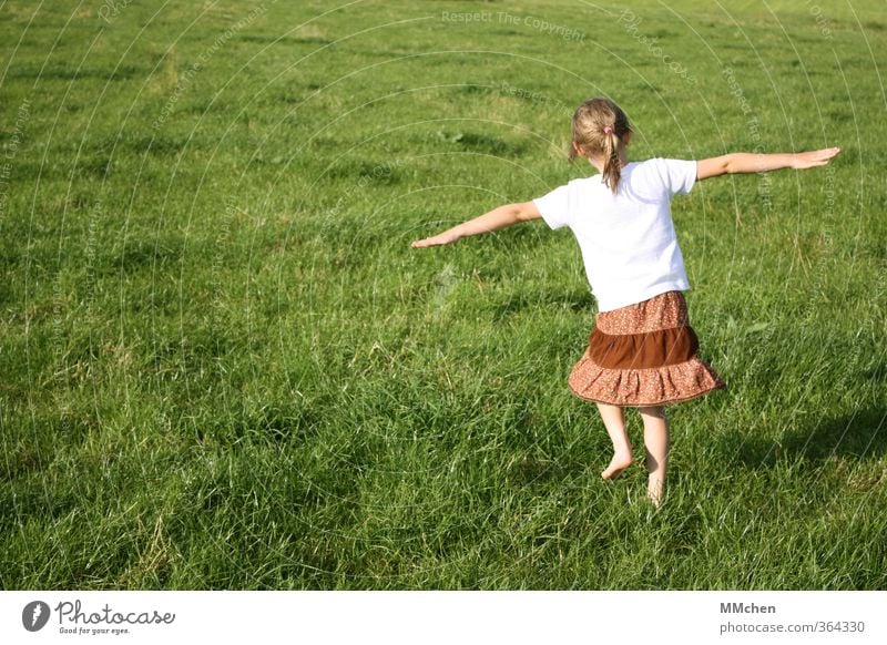 Tanzendes kleines Mädchen auf einer grünen Wiese Kinderspiel 1 Mensch 3-8 Jahre Kindheit Bewegung fliegen Glück Freude Fröhlichkeit Leben Abenteuer Lebensfreude