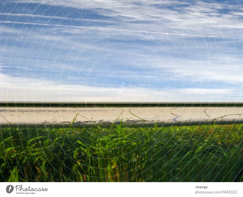 Metall reflektiert Landschaft Himmel Wiese Gras Leitplanke abstrakt Reflexion & Spiegelung Hintergrundbild