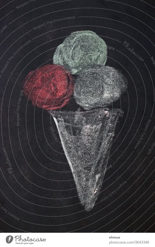 mit Kreide auf schwarze Tafel gezeichnete Eistüte mit drei verschieden farbigen Eiskugeln Zeichnung Schultafel stilisiert Hinweis Kreativität Idee gemalt