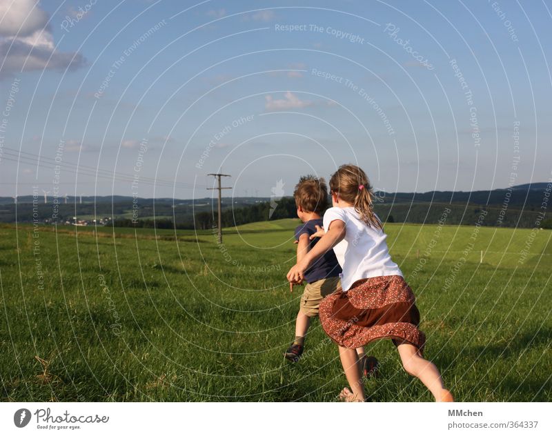 Gleich hab´ ich dich! Freizeit & Hobby Spielen Kinderspiel Sommer Mensch Mädchen Junge Geschwister Freundschaft 2 3-8 Jahre Kindheit Himmel Gras Wiese berühren