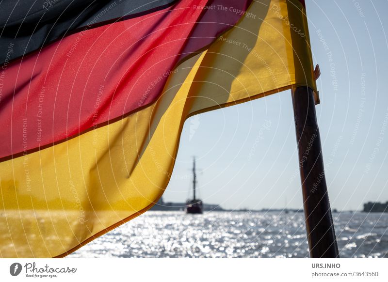 die Deutschlandflagge weht im Wind des Meeres schwarz rot gold Deutsche Flagge Politik & Staat Patriotismus Außenaufnahme Menschenleer Fahne Nationalflagge