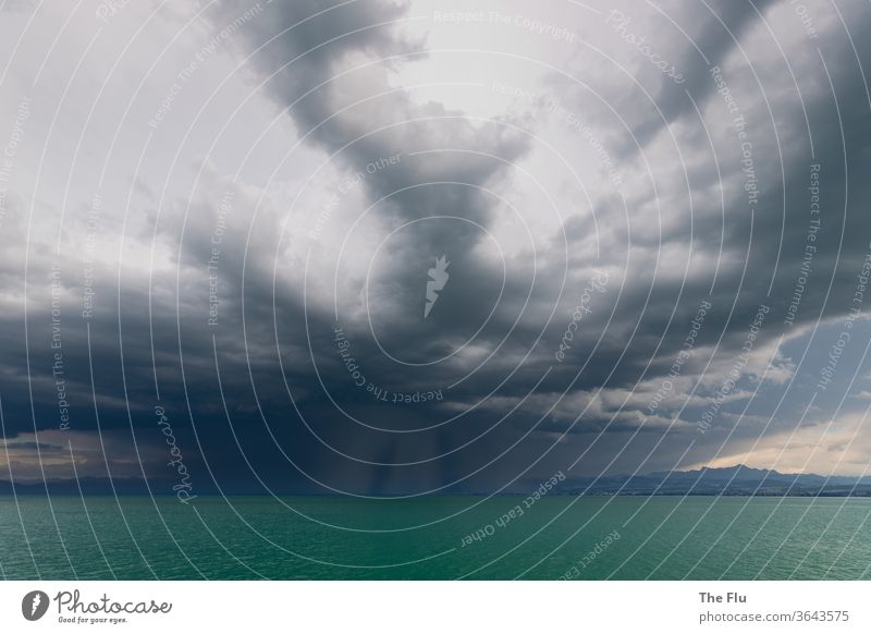 Gewitter über dem Bodensee Wasser Himmel Außenaufnahme Menschenleer Wolken Farbfoto See Berge u. Gebirge Regen Unwetter Gewitterwolken dunkel bedrohlich Umwelt