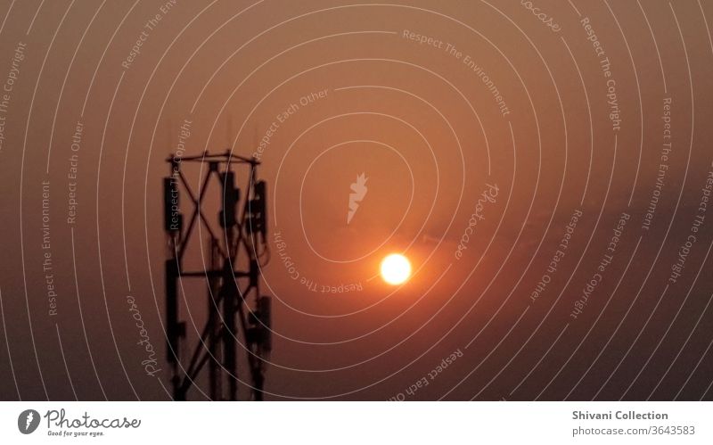 Fernmeldeturm mit Sonnenaufgangsmomenten mit farbenfrohem Himmelshintergrund. Kopieren von Raum-, Natur- und Umweltkonzepten. Antenne Hintergrund schön
