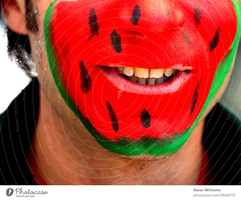 Wassermelonengesicht Mann. Gesicht Farben Männer männlich Erwachsener Menschen Lächeln Glück