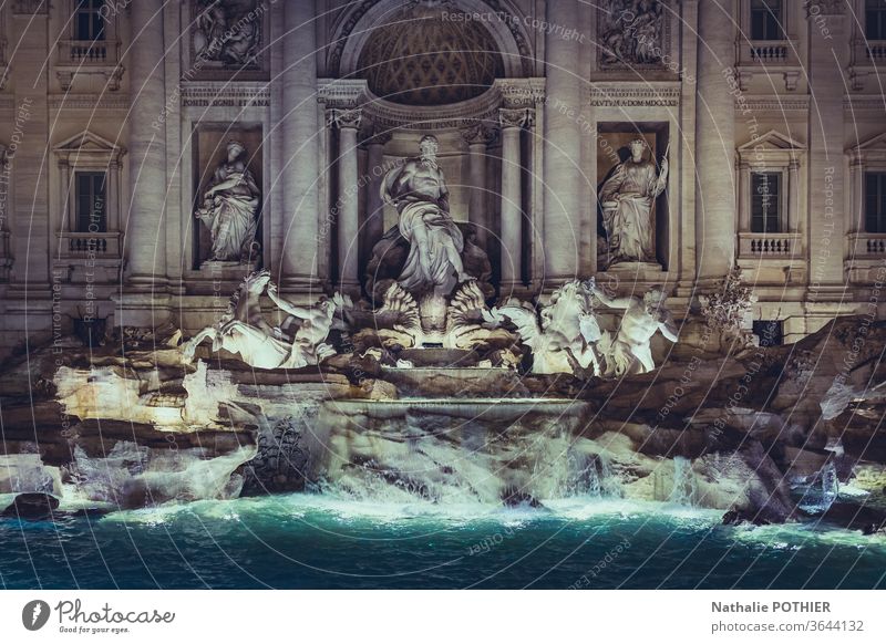 Trevi-Brunnen Italien Rom Abend erleuchtet Fontäne Wasser Fontana di trevi historisch Tourismus Denkmal Architektur Bildhauerei Kunst Statue Europa