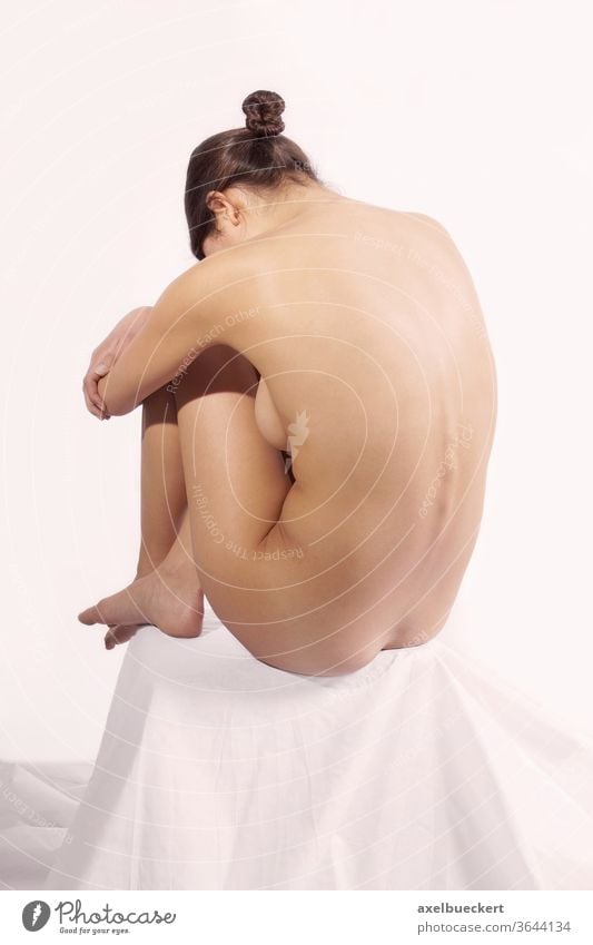 Rückansicht einer nackten Frau Rücken Weiblicher Akt Körper Schönheit Gesundheit Frauen Rückenschmerzen Anatomie Figur Gesundheitswesen Haut jung unverhüllt