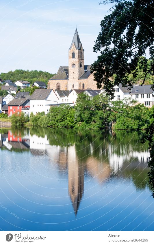 ein Eifelturm See Kirche Reflexion & Spiegelung Turm Erholung Idylle Wasser Maar wandern idyllisch sauber Teich Naturschutz Dorf ruhig Himmel Kirchturm