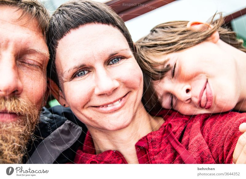 happy family Farbfoto Sympathie natürlich Mann Frau Gesicht Zusammenhalt selfie Porträt Schutz Vertrauen Geborgenheit Urlaub papa mama Fröhlichkeit Freude