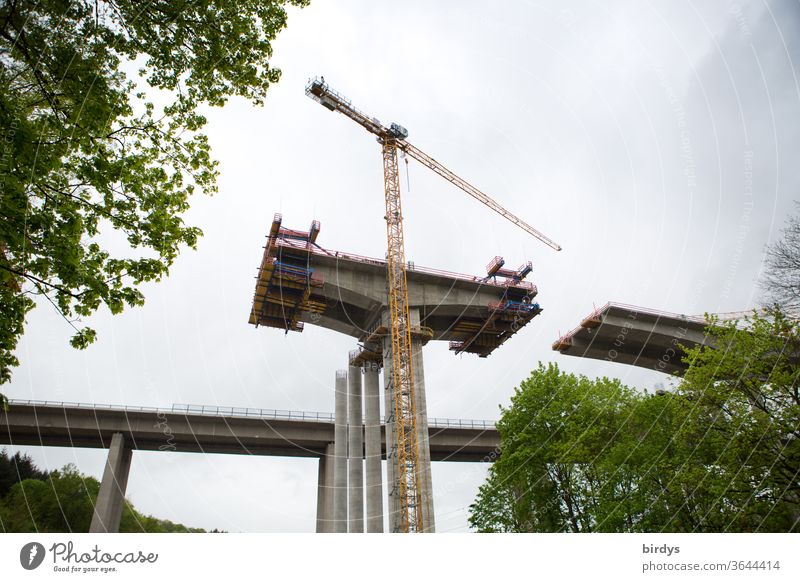 Brückenarbeiten, Errichtung einer neuen Autobahnbrücke bei Limburg an der Lahn Neubau Kran Teilstück hoch Lahntal Hessen Gerüst Bauarbeiten Pfeiler