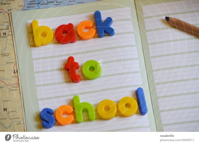 Magnetbuchstaben BACK TO SCHOOL auf Heft und Schulutensilien | Druckerzeugnis | ein wenig frei interpretiert Buchstaben Schule Schulbeginn back to school bunt